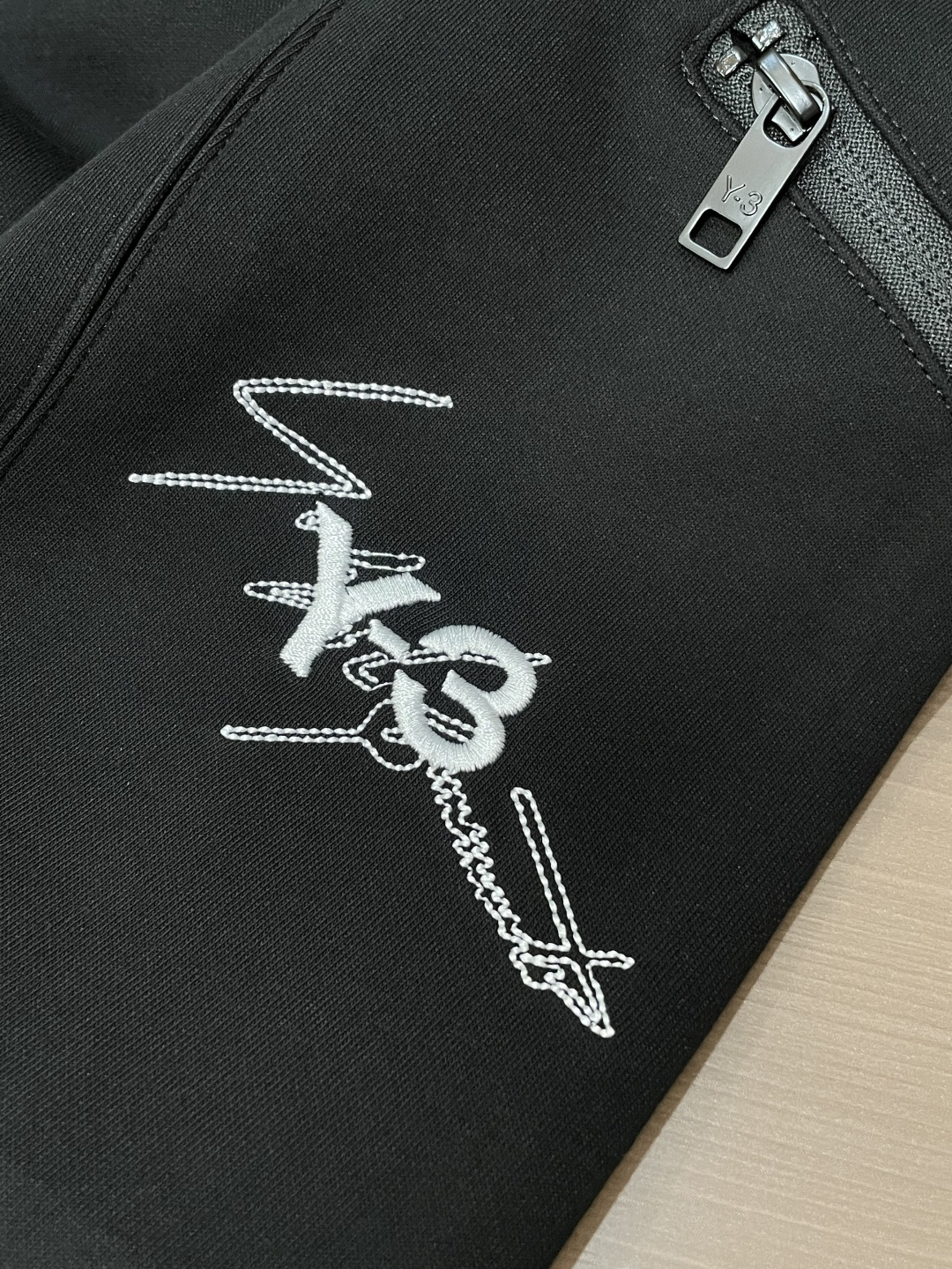 🏊 Y-3 2025秋冬新款休闲裤！官网同步发售。品牌经典LOGO休闲裤 ，定制面料，舒适度极好，手触感