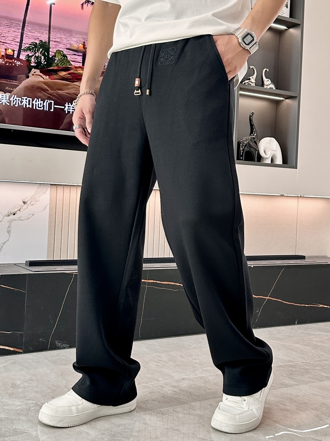 NO:531958,Loewe's new autumn and winter casual pants!  The official website is released simultaneously. The brand's classic LOGO casual pants, customized fabric, excellent comfort, strong hand touch. Very high recognition, perfect quality craftsmanship. Size M-3XL, loewe, alexander wang19860909Loewe 秋冬新款休闲裤！官网同步发售.品牌经典LOGO休闲裤 ,定制面料,舒适度极好,手触感强烈.辨识度极高,完美品相工艺. 尺码M-3XL,,loewe,alexander wang,Men's clothing