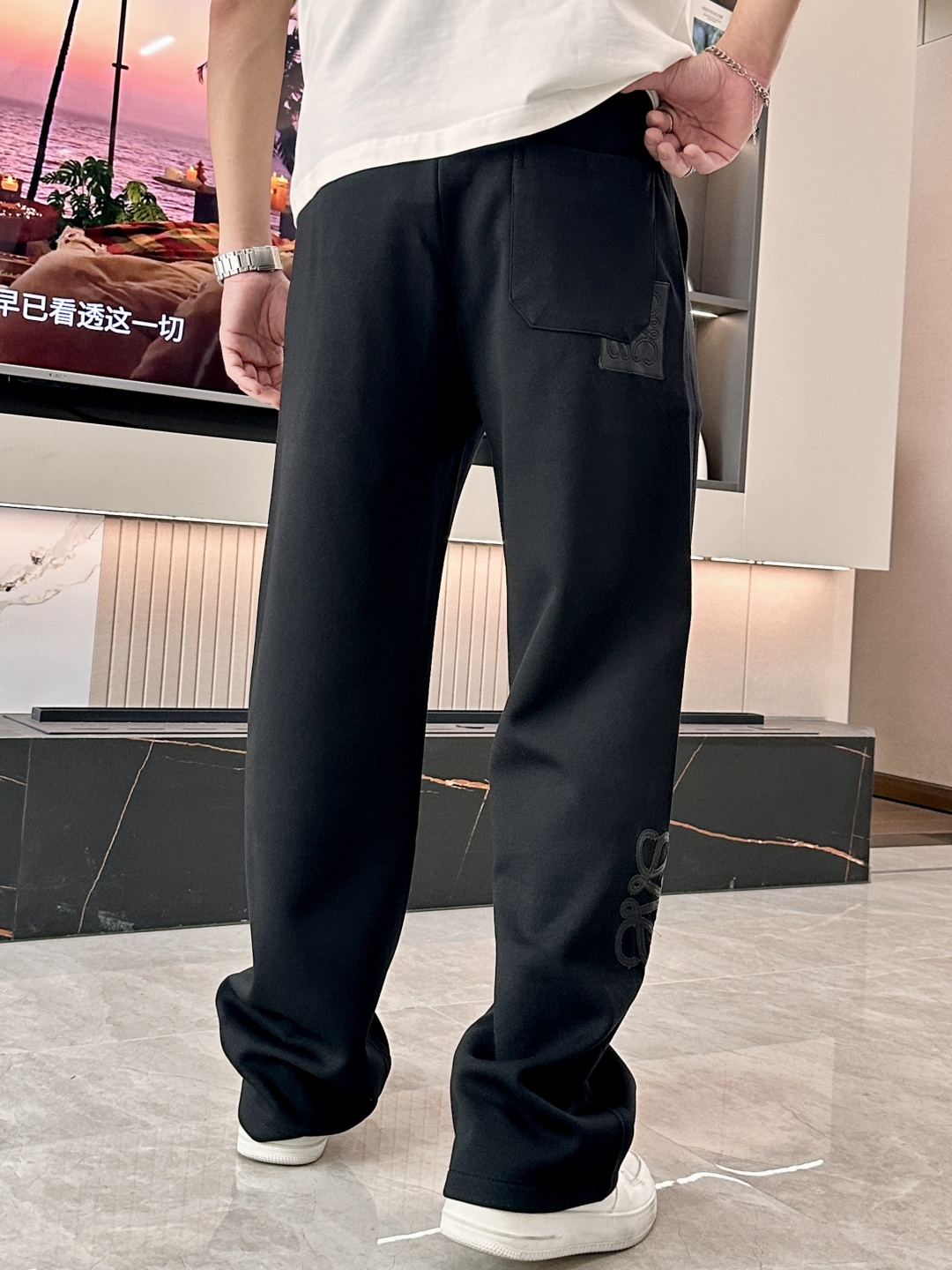 🏊 Loewe 2025秋冬新款休闲裤！官网同步发售。品牌经典LOGO休闲裤 ，定制面料，舒适度极好，手