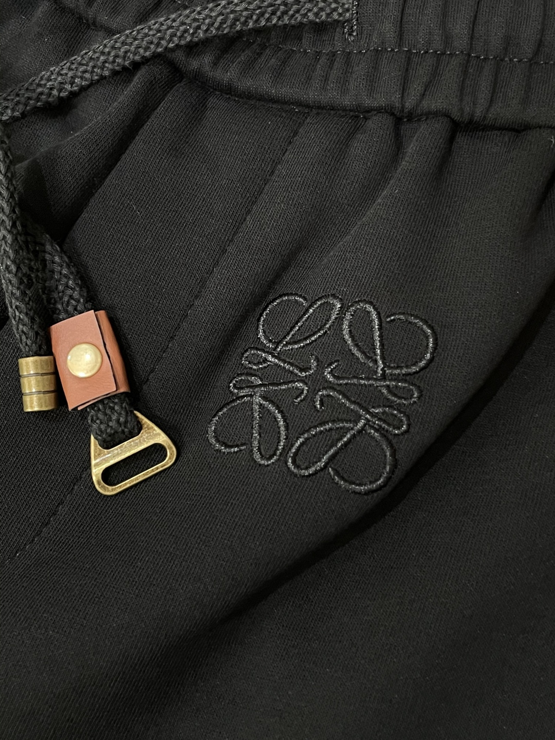 🏊 Loewe 2025秋冬新款休闲裤！官网同步发售。品牌经典LOGO休闲裤 ，定制面料，舒适度极好，手