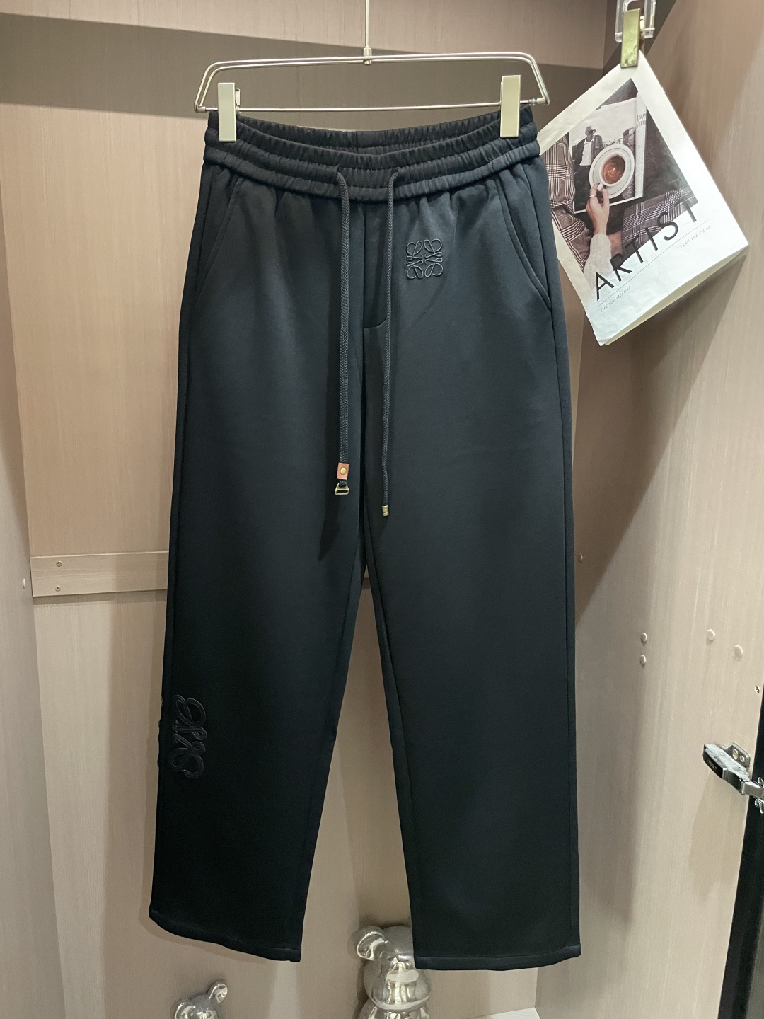 🏊 Loewe 2025秋冬新款休闲裤！官网同步发售。品牌经典LOGO休闲裤 ，定制面料，舒适度极好，手