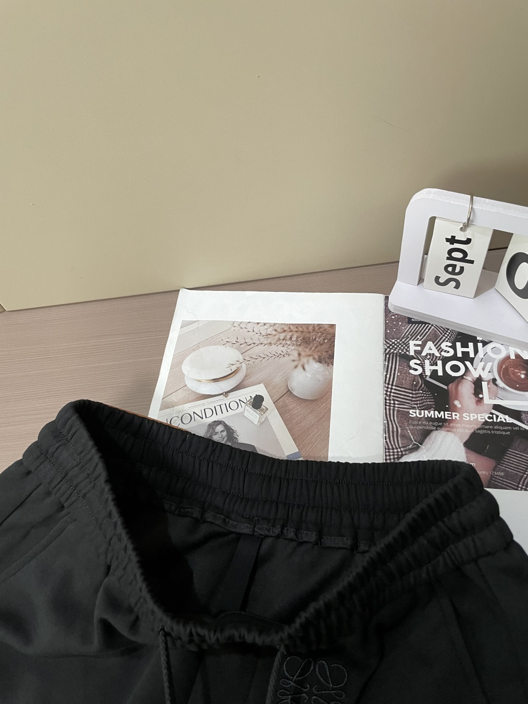 🏊 Loewe 2025秋冬新款休闲裤！官网同步发售。品牌经典LOGO休闲裤 ，定制面料，舒适度极好，手