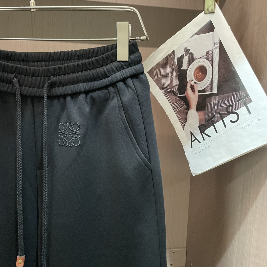 🏊 Loewe 2025秋冬新款休闲裤！官网同步发售。品牌经典LOGO休闲裤 ，定制面料，舒适度极好，手