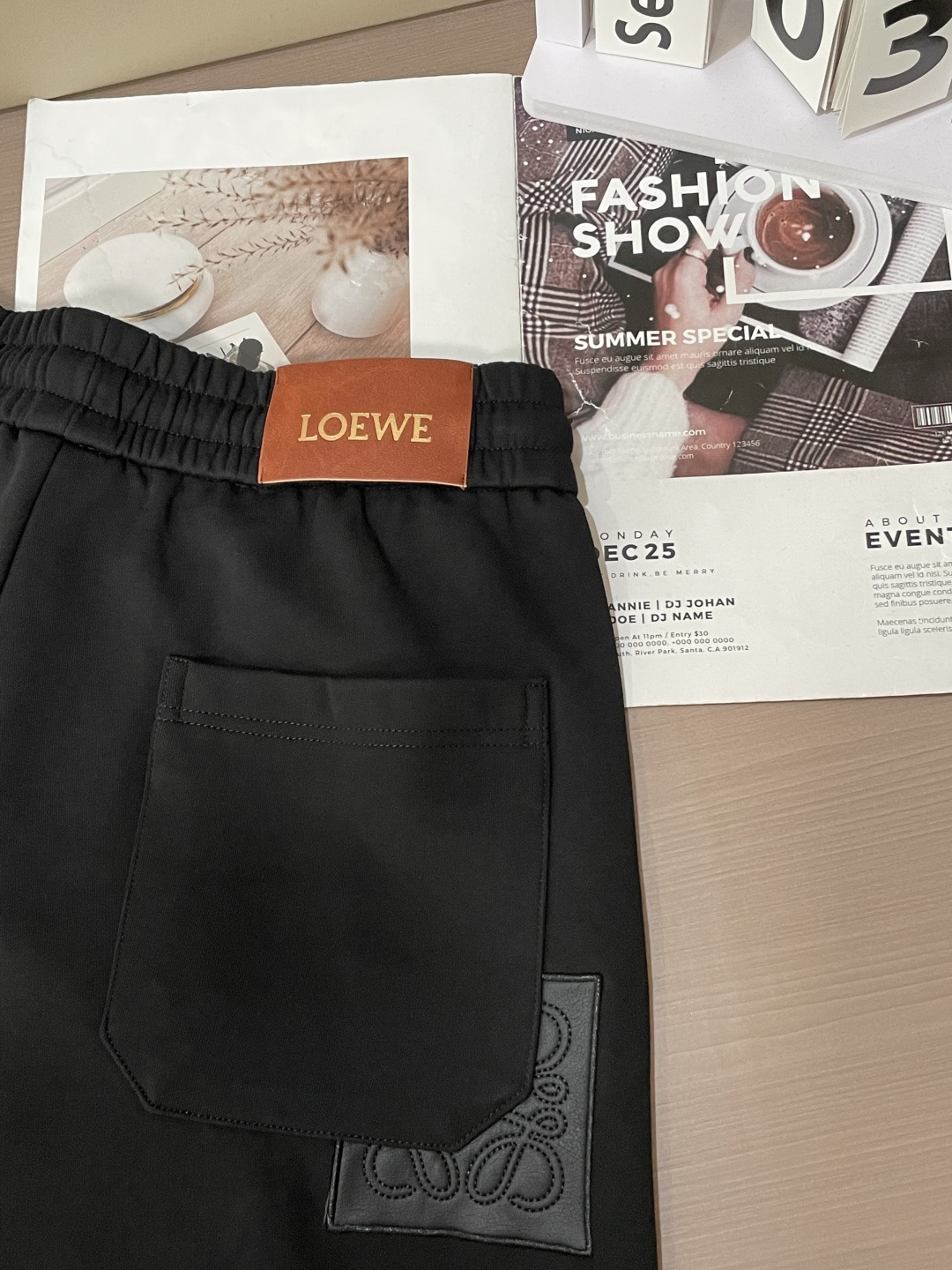 🏊 Loewe 2025秋冬新款休闲裤！官网同步发售。品牌经典LOGO休闲裤 ，定制面料，舒适度极好，手