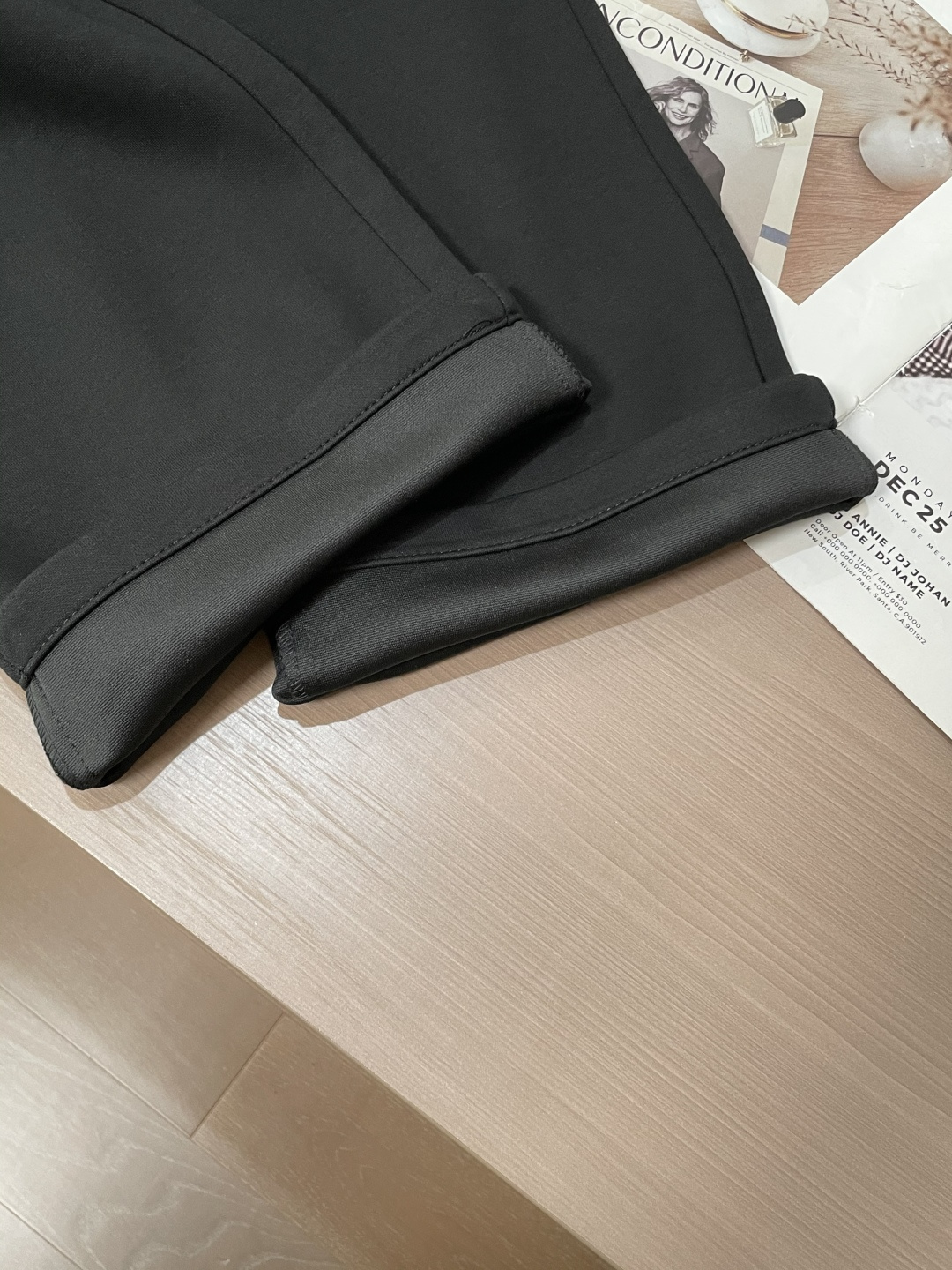 🏊 Loewe 2025秋冬新款休闲裤！官网同步发售。品牌经典LOGO休闲裤 ，定制面料，舒适度极好，手