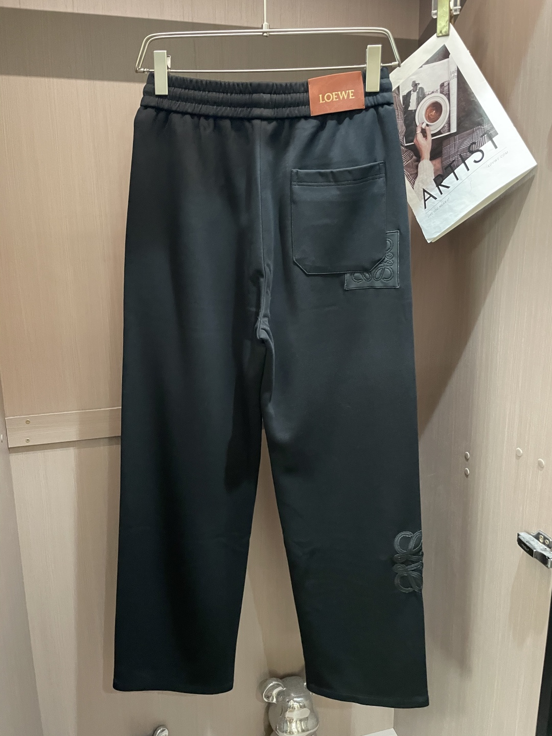 🏊 Loewe 2025秋冬新款休闲裤！官网同步发售。品牌经典LOGO休闲裤 ，定制面料，舒适度极好，手