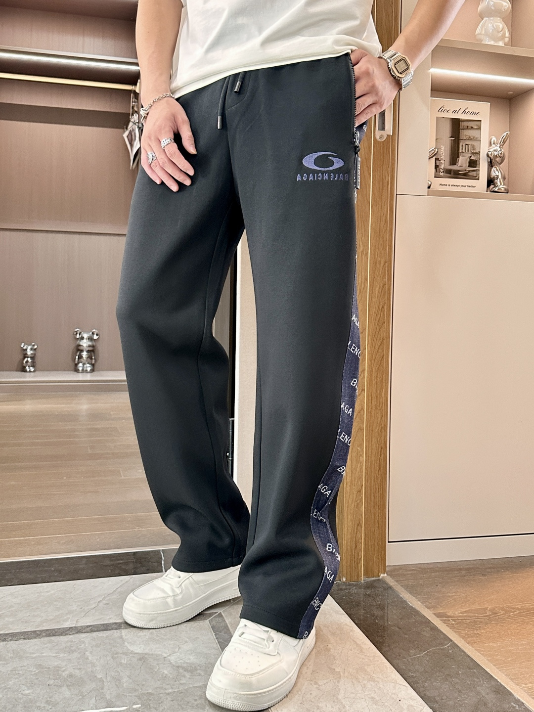 🏊 巴黎世家 2025秋冬新款休闲裤！官网同步发售。品牌经典LOGO休闲裤 ，定制面料，舒适度极好，手触