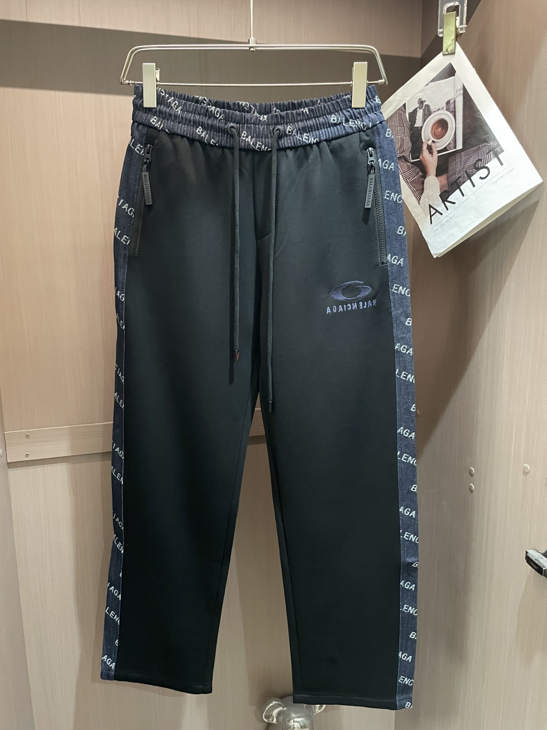 🏊 巴黎世家 2025秋冬新款休闲裤！官网同步发售。品牌经典LOGO休闲裤 ，定制面料，舒适度极好，手触