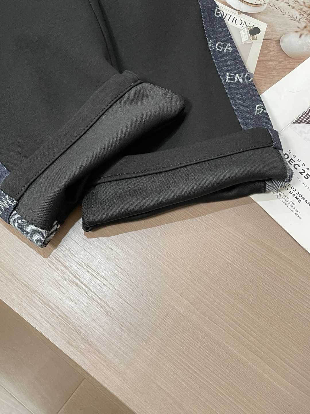 🏊 巴黎世家 2025秋冬新款休闲裤！官网同步发售。品牌经典LOGO休闲裤 ，定制面料，舒适度极好，手触