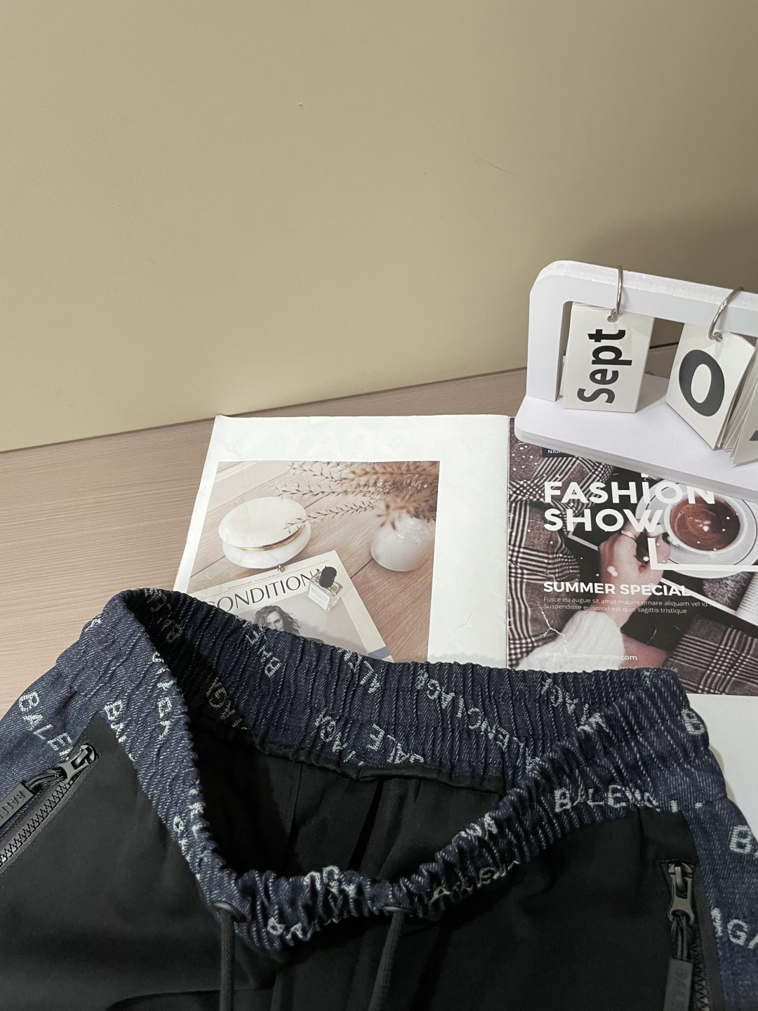 🏊 巴黎世家 2025秋冬新款休闲裤！官网同步发售。品牌经典LOGO休闲裤 ，定制面料，舒适度极好，手触