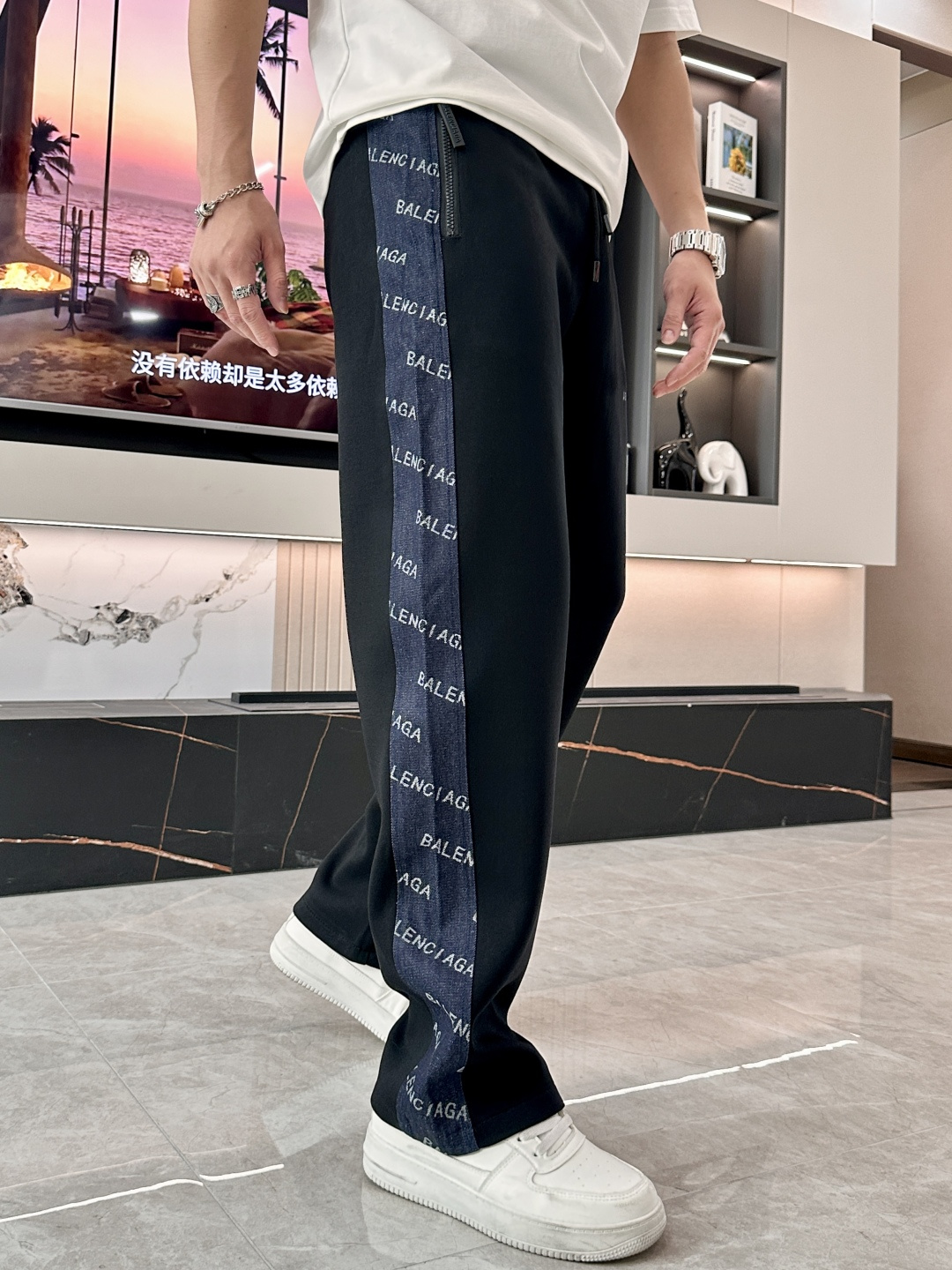 🏊 巴黎世家 2025秋冬新款休闲裤！官网同步发售。品牌经典LOGO休闲裤 ，定制面料，舒适度极好，手触