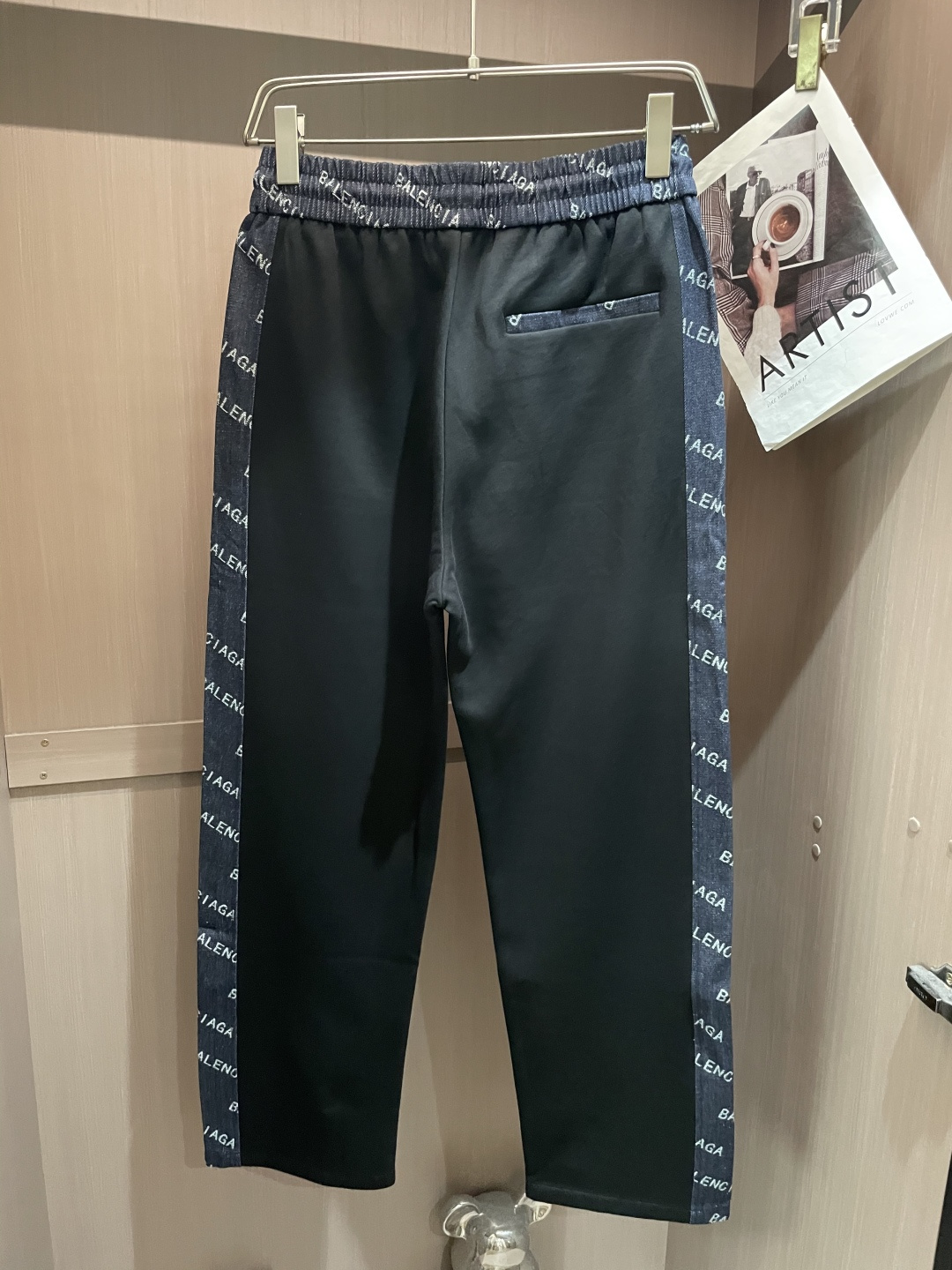 🏊 巴黎世家 2025秋冬新款休闲裤！官网同步发售。品牌经典LOGO休闲裤 ，定制面料，舒适度极好，手触