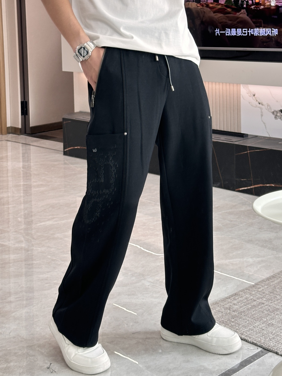 NO:531936,Lv new casual pants in autumn and winter!  The official website is released simultaneously. The brand's classic LOGO casual pants, customized fabric, excellent comfort, strong hand touch. Extremely recognizable, perfect quality craftsmanship. Size M-3XL,,louis vuitton,alexander wang19860909Lv 秋冬新款休闲裤！官网同步发售.品牌经典LOGO休闲裤 ,定制面料,舒适度极好,手触感强烈.辨识度极高,完美品相工艺. 尺码M-3XL,,louis vuitton,alexander wang,Men's clothing