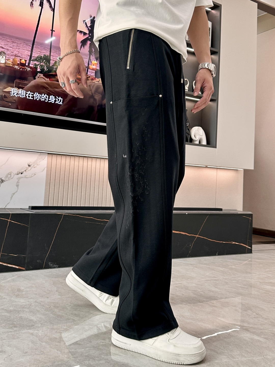 🏊 Lv 2025秋冬新款休闲裤！官网同步发售。品牌经典LOGO休闲裤 ，定制面料，舒适度极好，手触感强