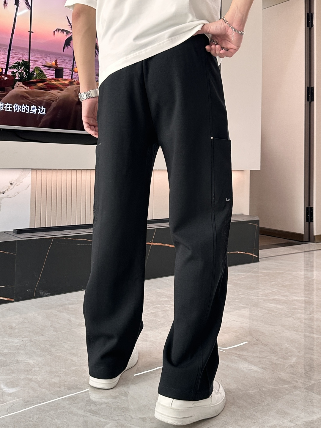 🏊 Lv 2025秋冬新款休闲裤！官网同步发售。品牌经典LOGO休闲裤 ，定制面料，舒适度极好，手触感强