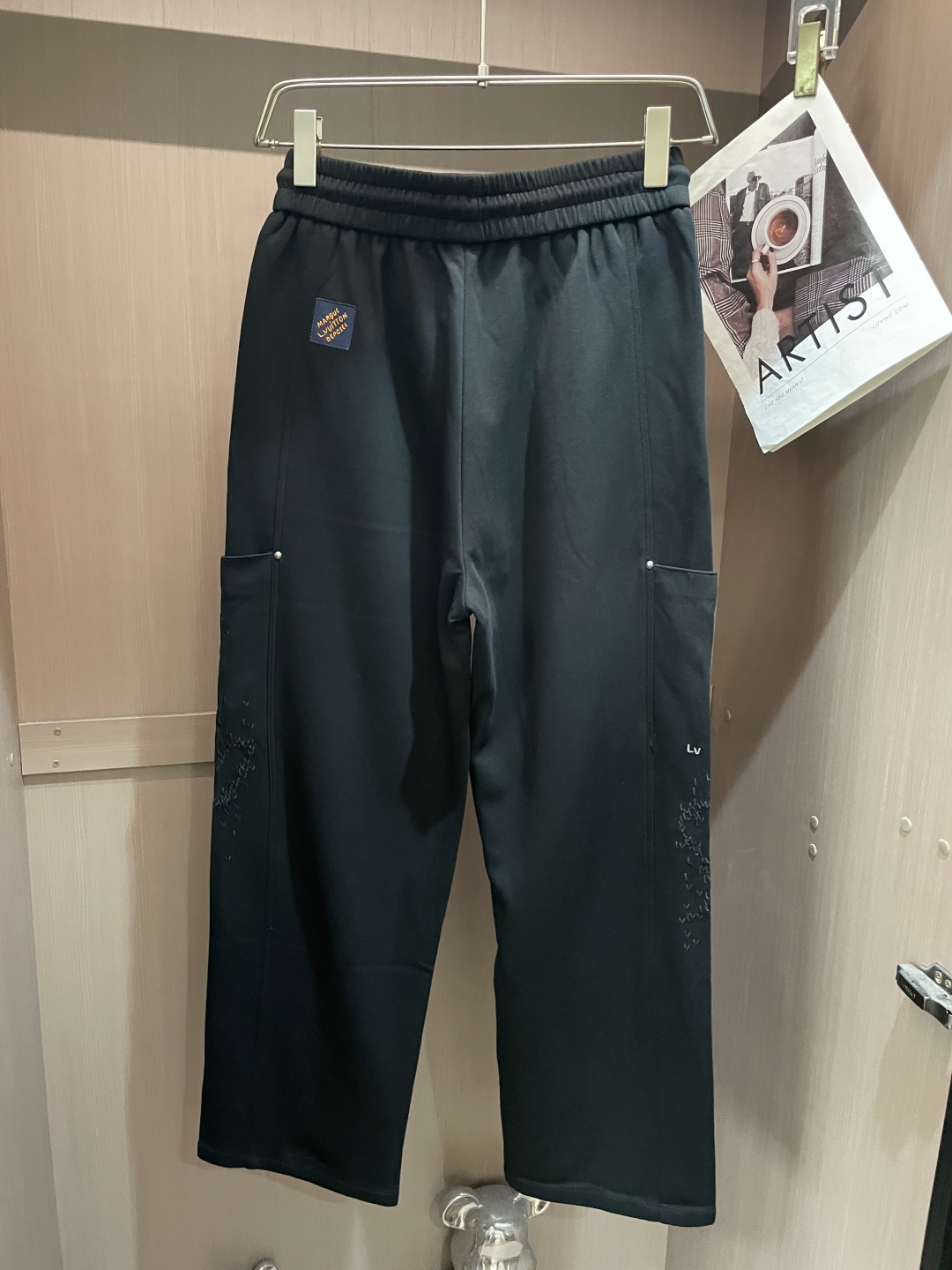 🏊 Lv 2025秋冬新款休闲裤！官网同步发售。品牌经典LOGO休闲裤 ，定制面料，舒适度极好，手触感强