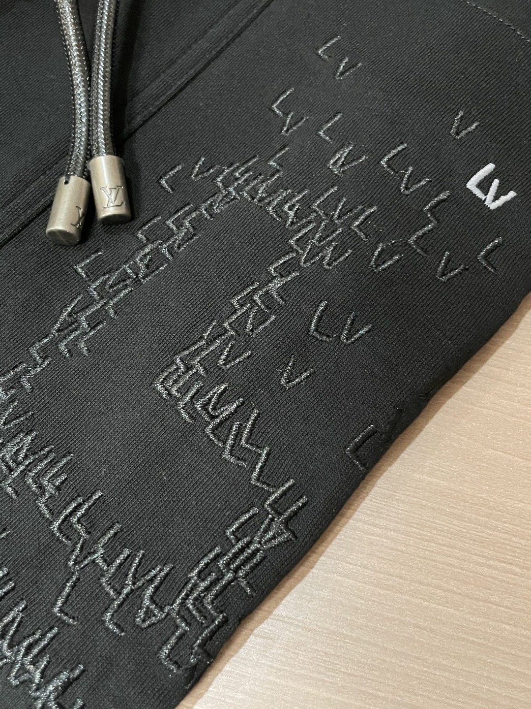 🏊 Lv 2025秋冬新款休闲裤！官网同步发售。品牌经典LOGO休闲裤 ，定制面料，舒适度极好，手触感强