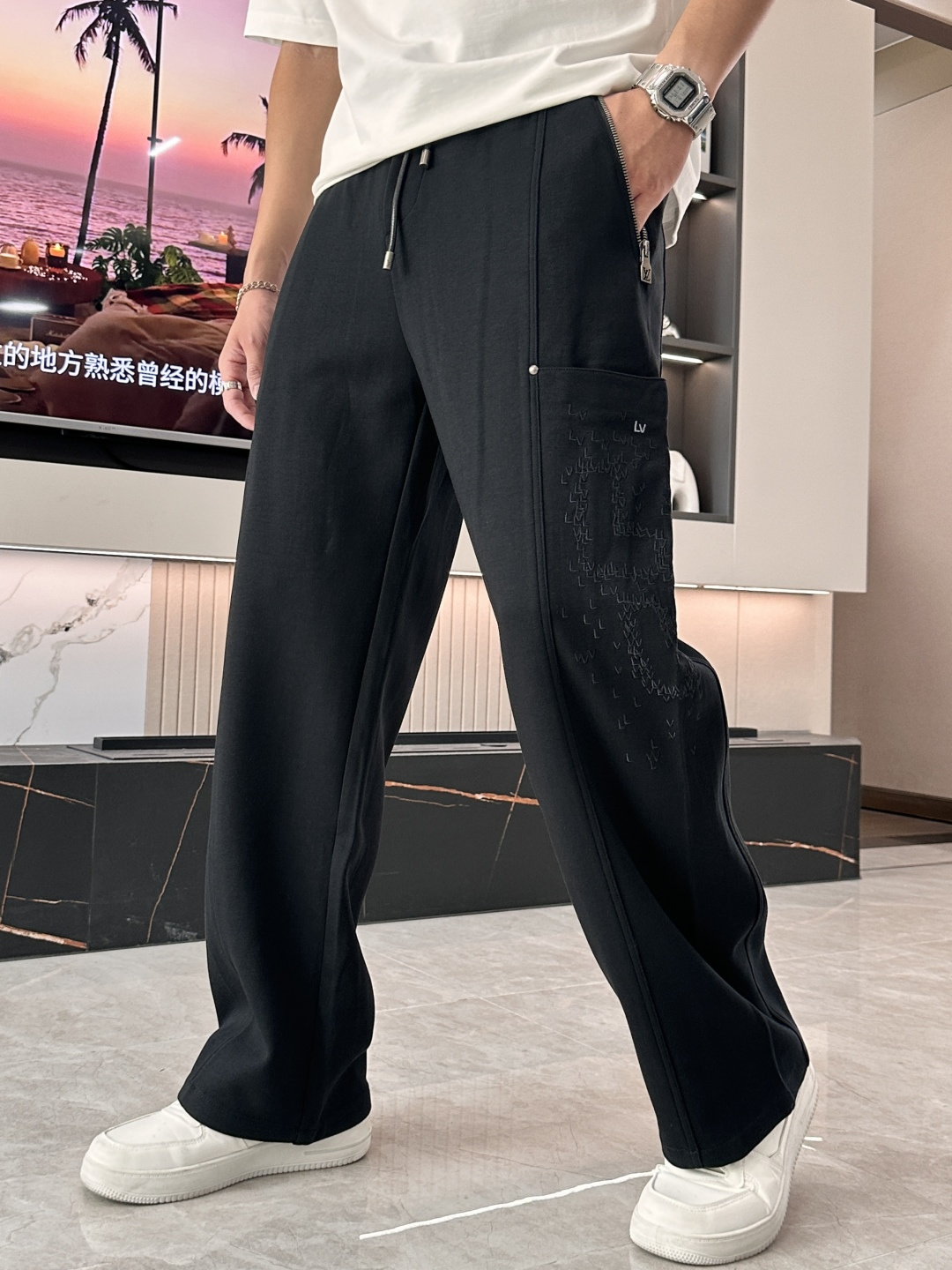 🏊 Lv 2025秋冬新款休闲裤！官网同步发售。品牌经典LOGO休闲裤 ，定制面料，舒适度极好，手触感强