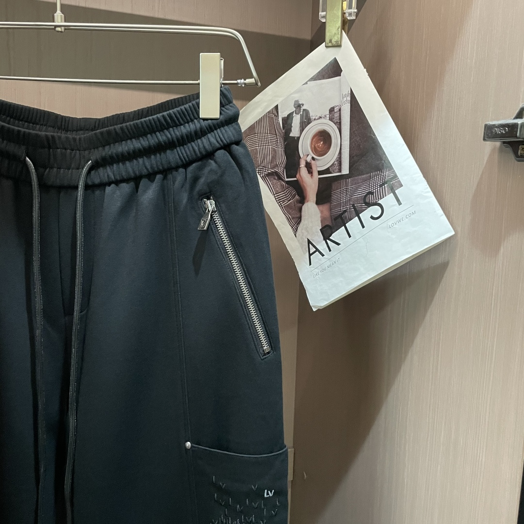🏊 Lv 2025秋冬新款休闲裤！官网同步发售。品牌经典LOGO休闲裤 ，定制面料，舒适度极好，手触感强