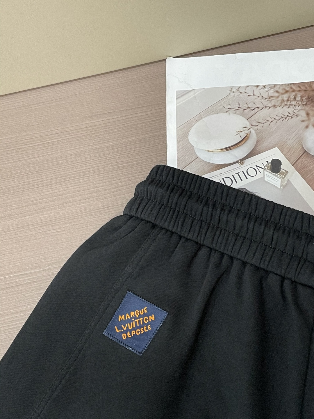 🏊 Lv 2025秋冬新款休闲裤！官网同步发售。品牌经典LOGO休闲裤 ，定制面料，舒适度极好，手触感强