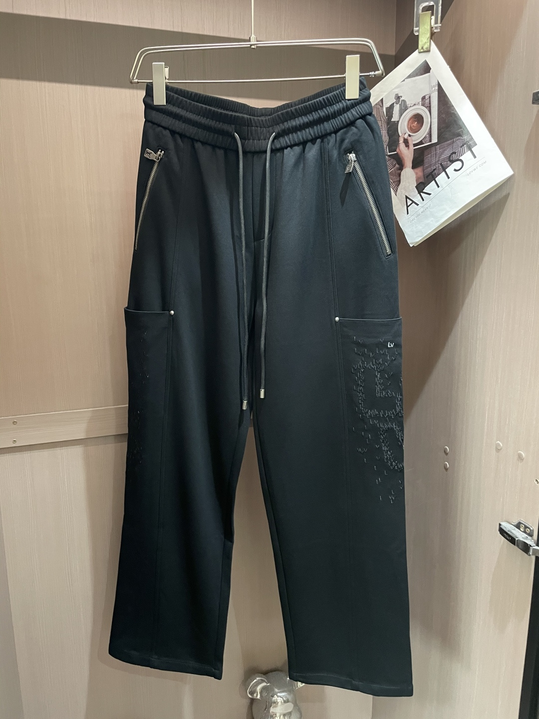 🏊 Lv 2025秋冬新款休闲裤！官网同步发售。品牌经典LOGO休闲裤 ，定制面料，舒适度极好，手触感强