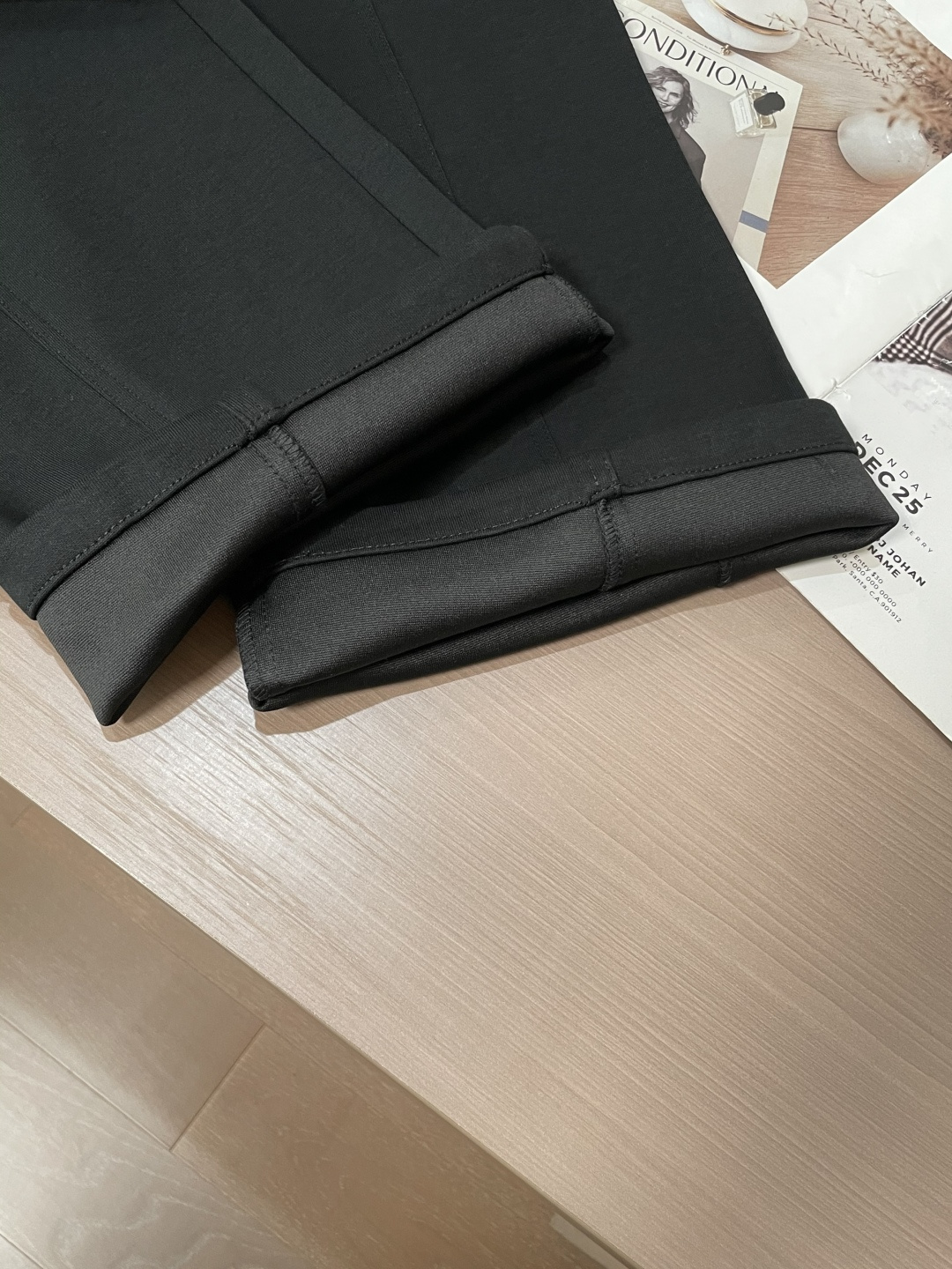 🏊 Lv 2025秋冬新款休闲裤！官网同步发售。品牌经典LOGO休闲裤 ，定制面料，舒适度极好，手触感强