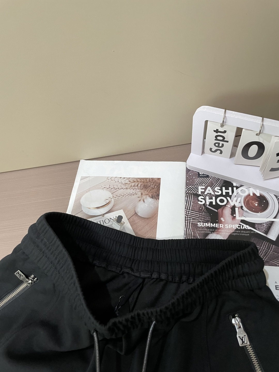 🏊 Lv 2025秋冬新款休闲裤！官网同步发售。品牌经典LOGO休闲裤 ，定制面料，舒适度极好，手触感强