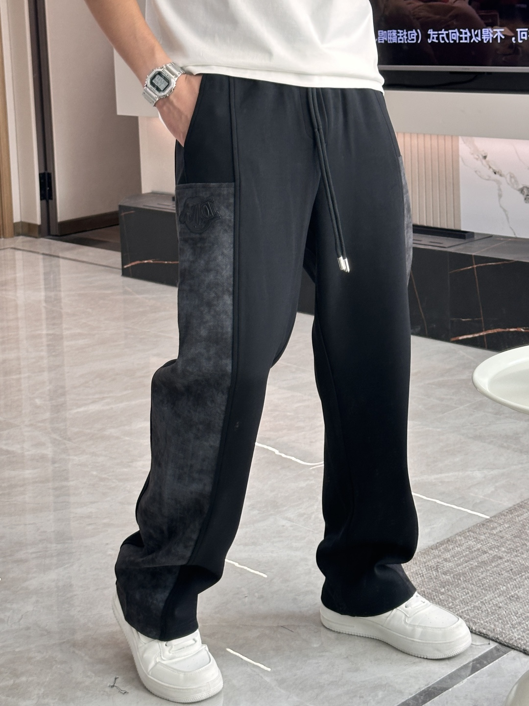 NO:531939,Dior new casual pants in autumn and winter!  The official website is released simultaneously. The brand's classic LOGO casual pants, customized fabric, excellent comfort and strong hand touch. Very high recognition and perfect quality craftsmanship. Size M-3XL, dior, alexander wang19860909Dior 秋冬新款休闲裤！官网同步发售.品牌经典LOGO休闲裤 ,定制面料,舒适度极好,手触感强烈.辨识度极高,完美品相工艺. 尺码M-3XL,,dior,alexander wang,Men's clothing