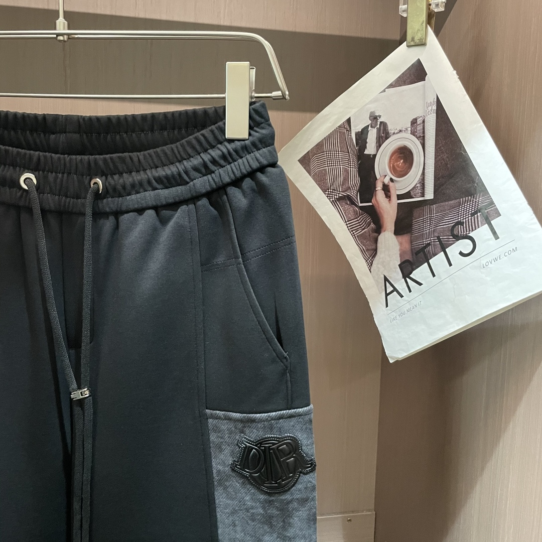 🏊 Dior 2025秋冬新款休闲裤！官网同步发售。品牌经典LOGO休闲裤 ，定制面料，舒适度极好，手触