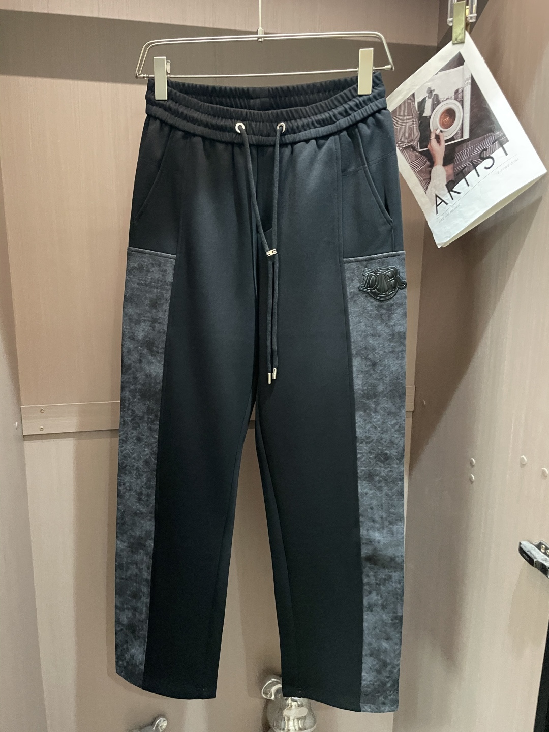 🏊 Dior 2025秋冬新款休闲裤！官网同步发售。品牌经典LOGO休闲裤 ，定制面料，舒适度极好，手触