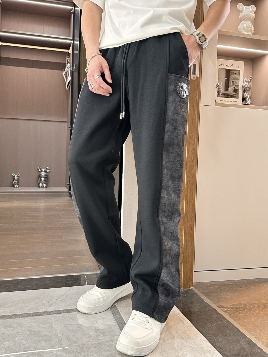 🏊 Dior 2025秋冬新款休闲裤！官网同步发售。品牌经典LOGO休闲裤 ，定制面料，舒适度极好，手触