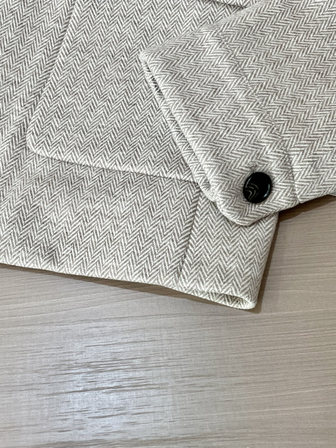 lP🆕 秋冬款外套夹克 细腻的人字纹面料自带复古肌理，浅灰色调柔和高级；棕色立领拼接打破单调，为整体注入