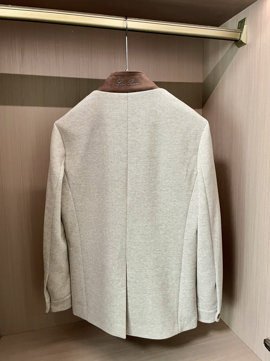 lP🆕 秋冬款外套夹克 细腻的人字纹面料自带复古肌理，浅灰色调柔和高级；棕色立领拼接打破单调，为整体注入