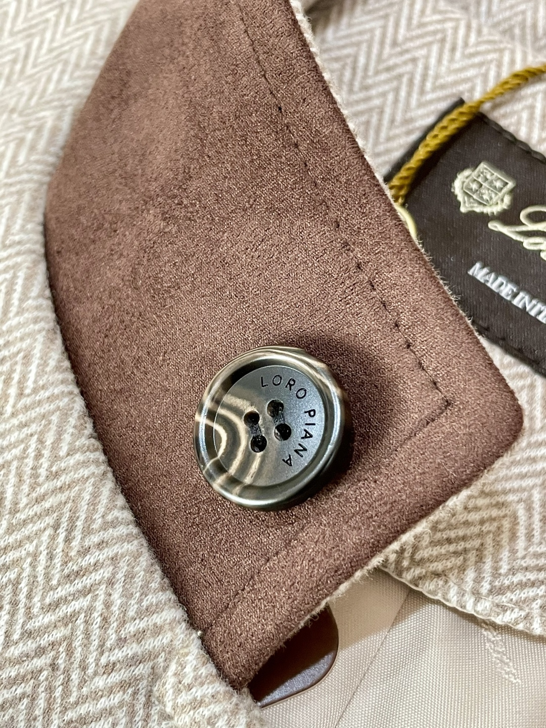 lP🆕 秋冬款外套夹克 细腻的人字纹面料自带复古肌理，浅灰色调柔和高级；棕色立领拼接打破单调，为整体注入