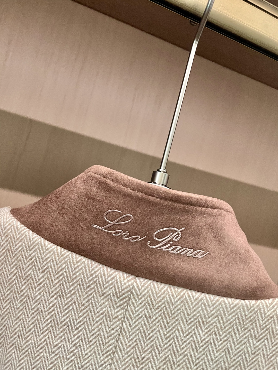 lP🆕 秋冬款外套夹克 细腻的人字纹面料自带复古肌理，浅灰色调柔和高级；棕色立领拼接打破单调，为整体注入