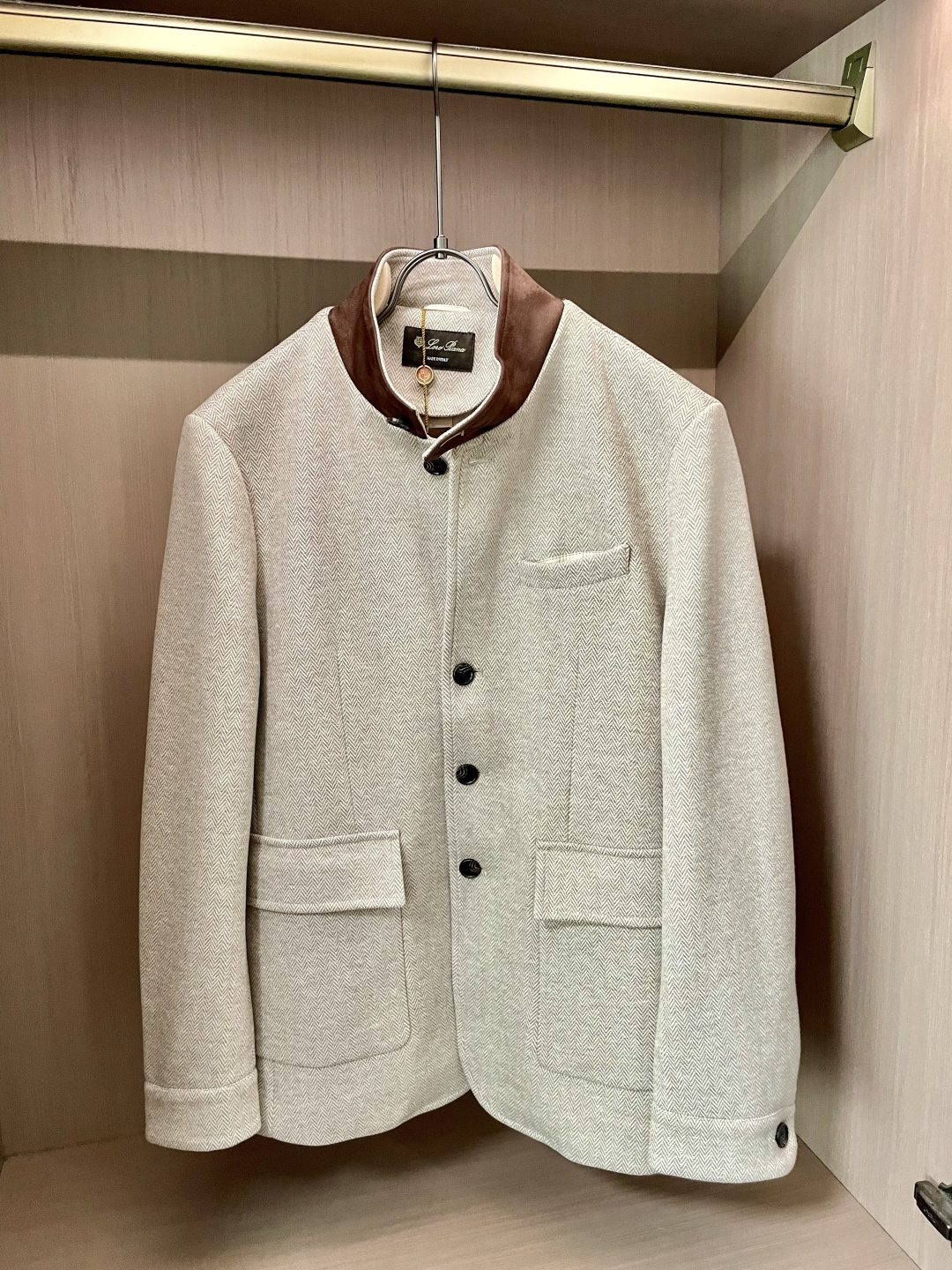 lP🆕 秋冬款外套夹克 细腻的人字纹面料自带复古肌理，浅灰色调柔和高级；棕色立领拼接打破单调，为整体注入