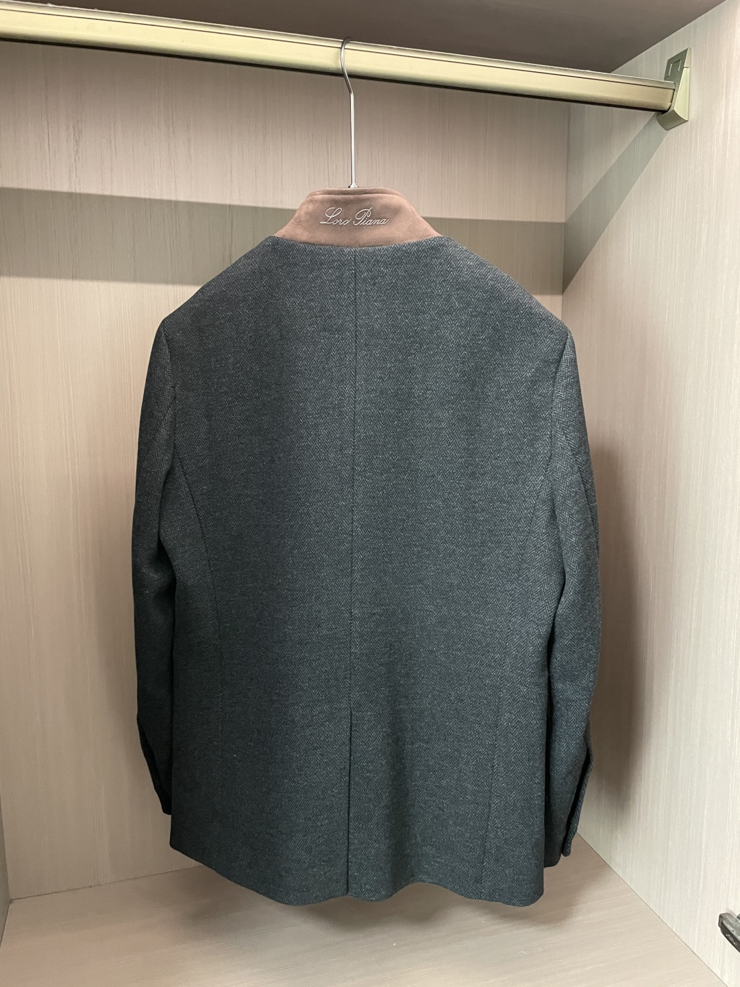 lP🆕 秋冬外套夹克，经典人字纹面料自带复古肌理，深灰色调沉稳大气；棕色立领拼接是点睛之笔，为整体注入轻