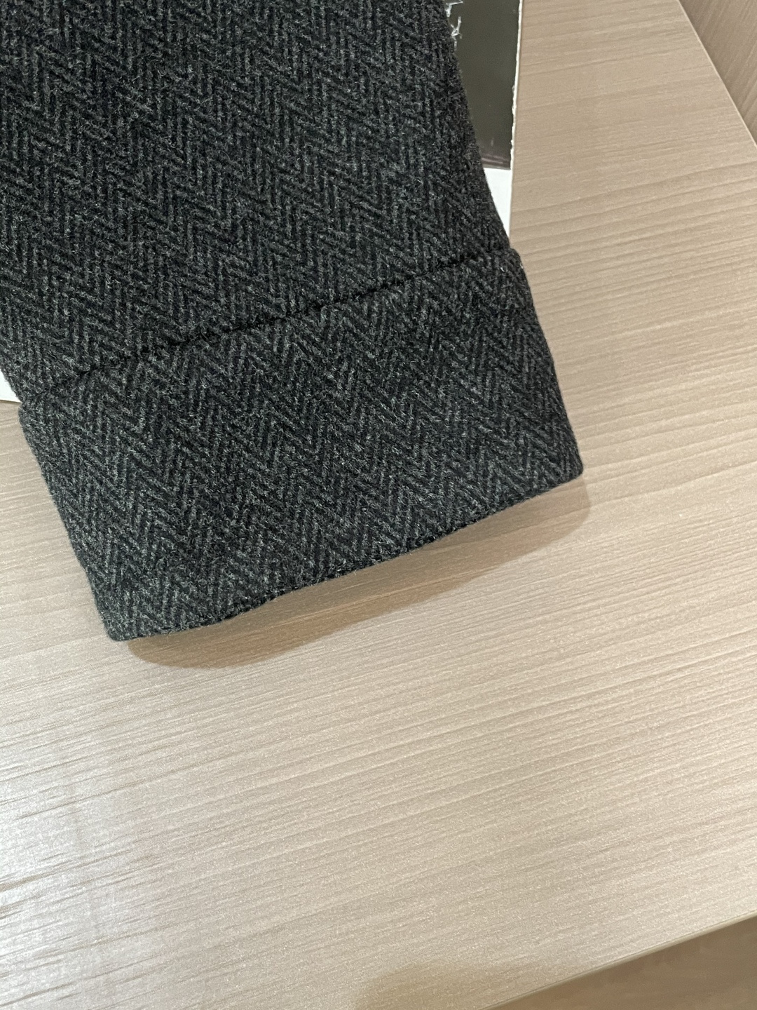 lP🆕 秋冬外套夹克，经典人字纹面料自带复古肌理，深灰色调沉稳大气；棕色立领拼接是点睛之笔，为整体注入轻
