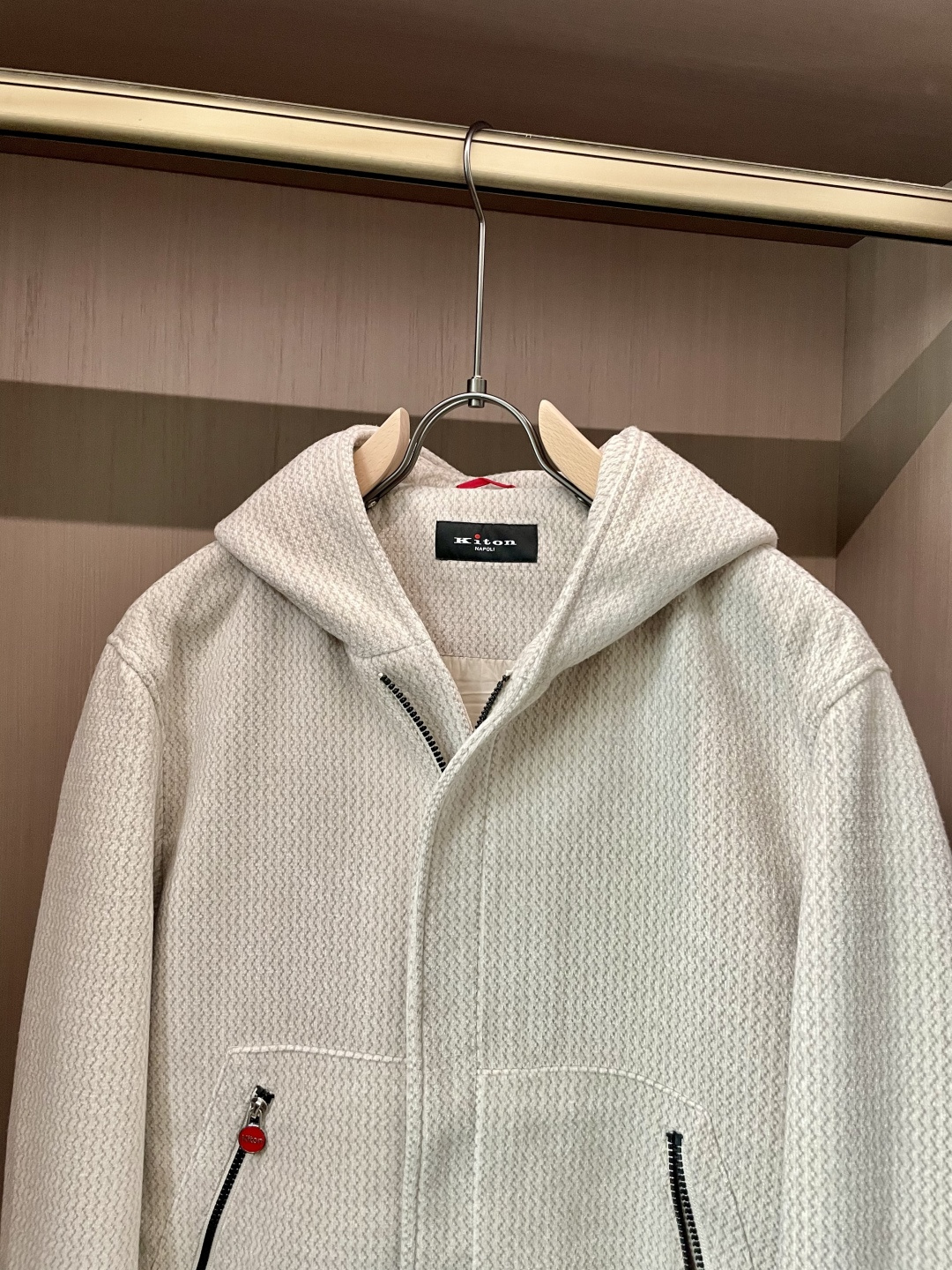 Kiton 2025秋冬新品 外套，特殊的纹理面料，自带细腻的肌理感，米白色调柔和干净，视觉上就透着高级