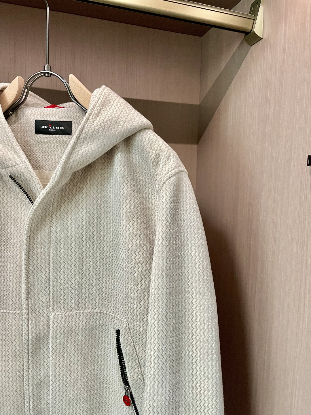 Kiton 2025秋冬新品 外套，特殊的纹理面料，自带细腻的肌理感，米白色调柔和干净，视觉上就透着高级