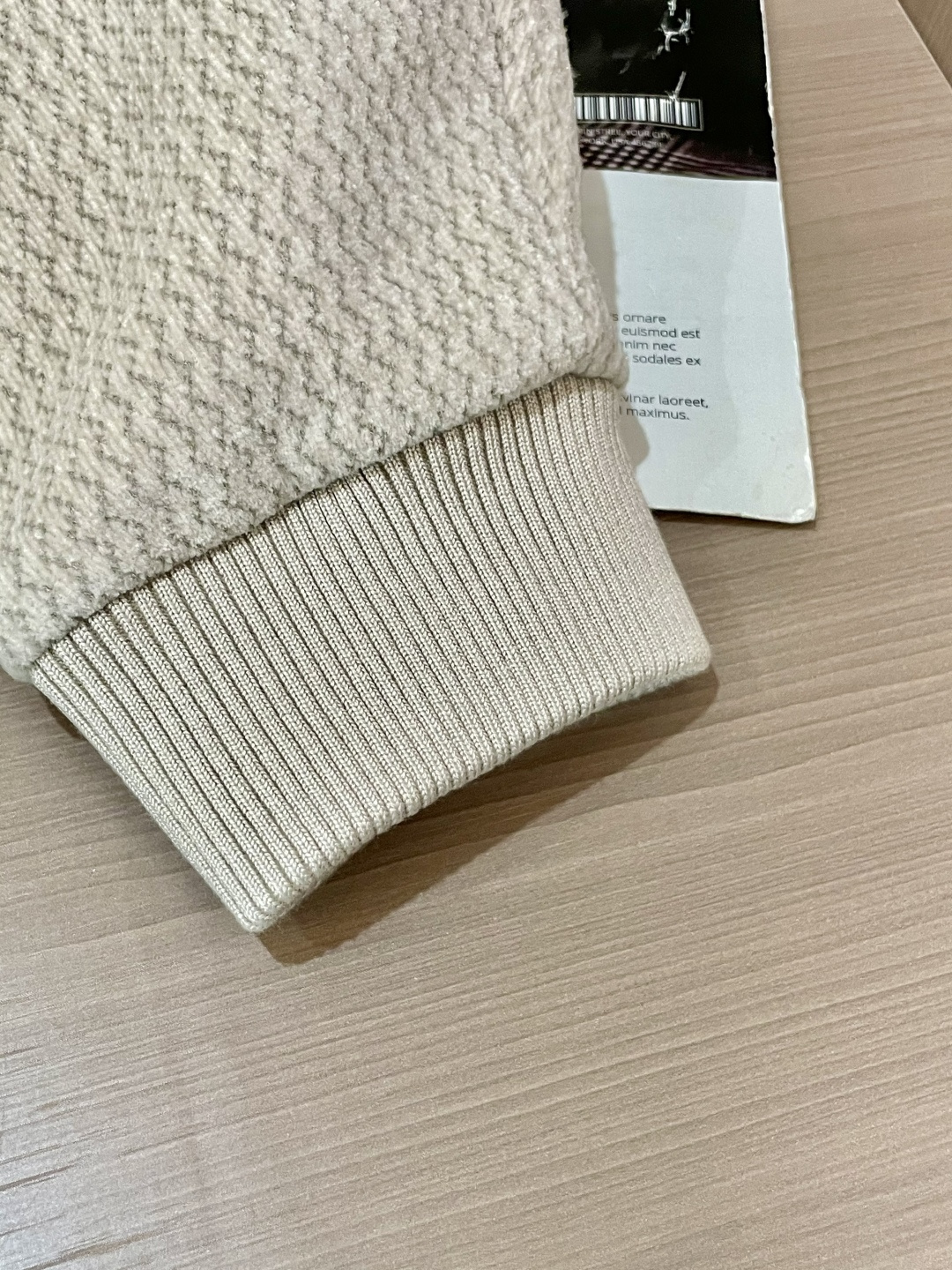 Kiton 2025秋冬新品 外套，特殊的纹理面料，自带细腻的肌理感，米白色调柔和干净，视觉上就透着高级