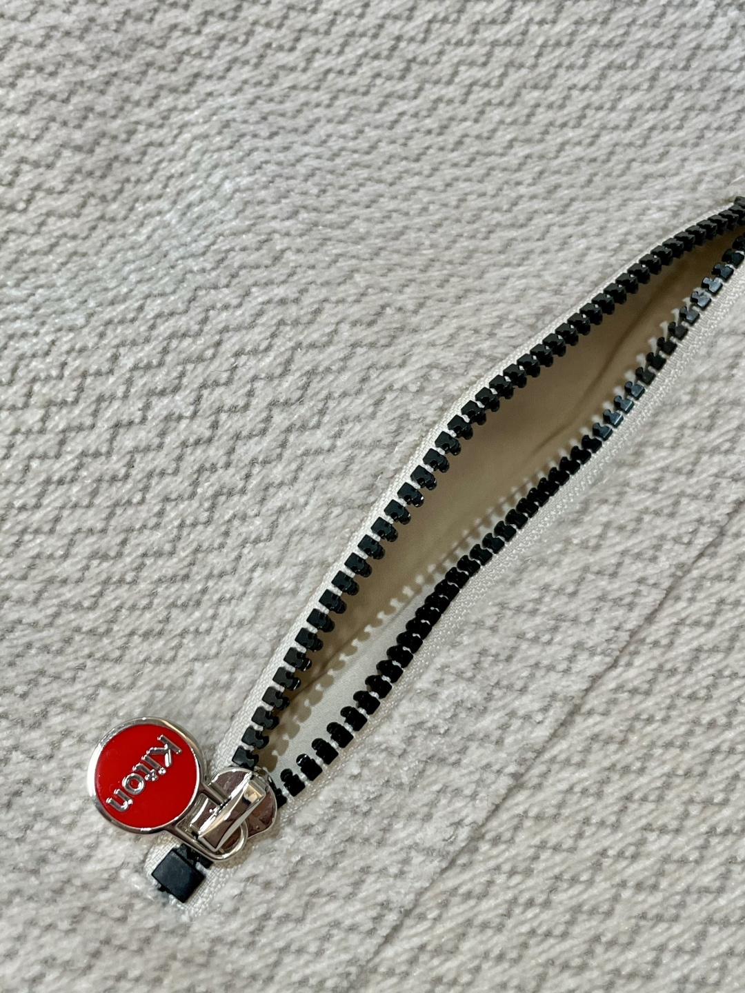 Kiton 2025秋冬新品 外套，特殊的纹理面料，自带细腻的肌理感，米白色调柔和干净，视觉上就透着高级