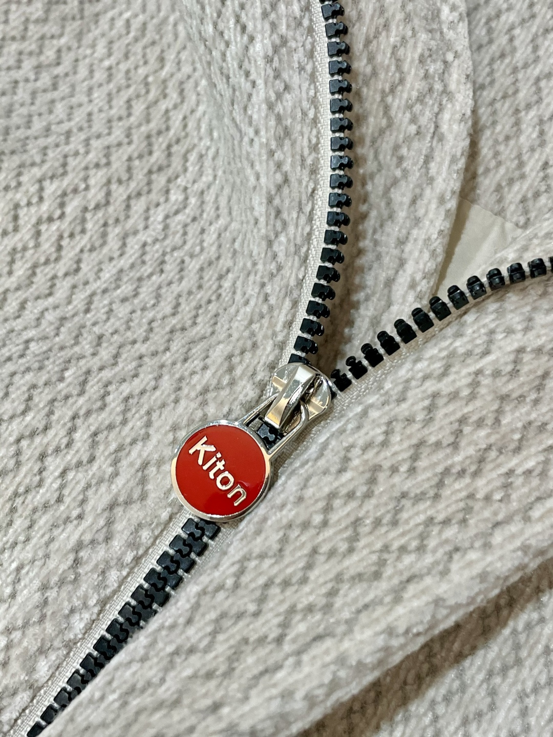 Kiton 2025秋冬新品 外套，特殊的纹理面料，自带细腻的肌理感，米白色调柔和干净，视觉上就透着高级