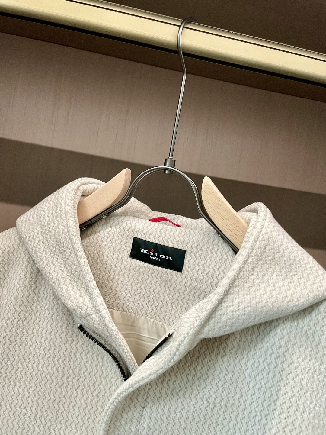 Kiton 2025秋冬新品 外套，特殊的纹理面料，自带细腻的肌理感，米白色调柔和干净，视觉上就透着高级