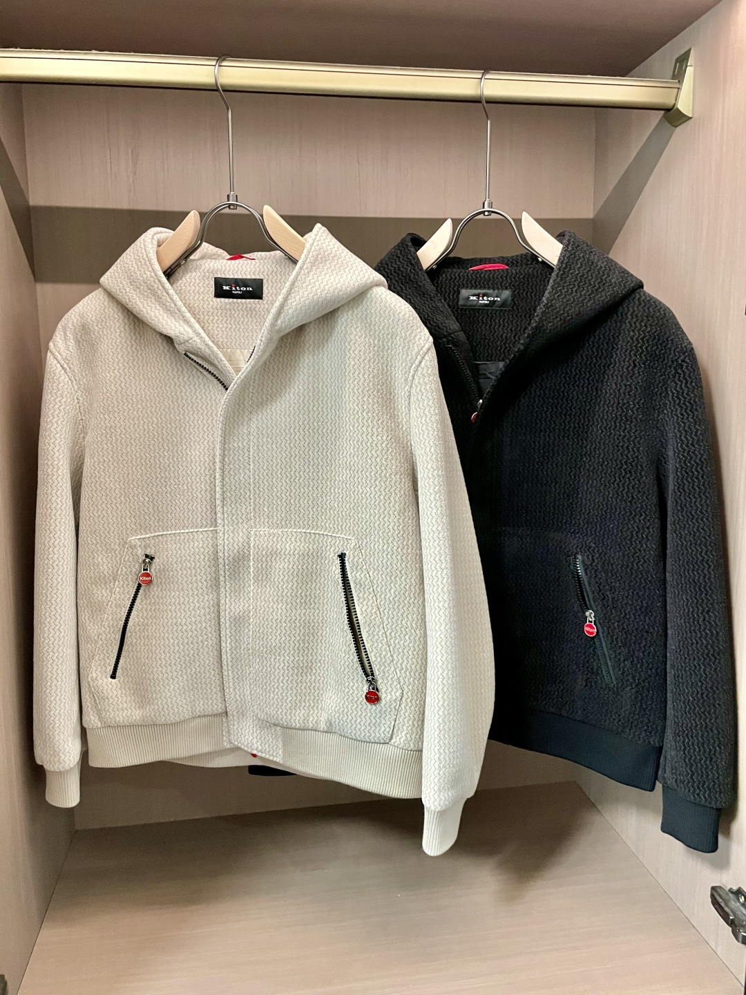 Kiton 2025秋冬新品 外套，特殊的纹理面料，自带细腻的肌理感，米白色调柔和干净，视觉上就透着高级