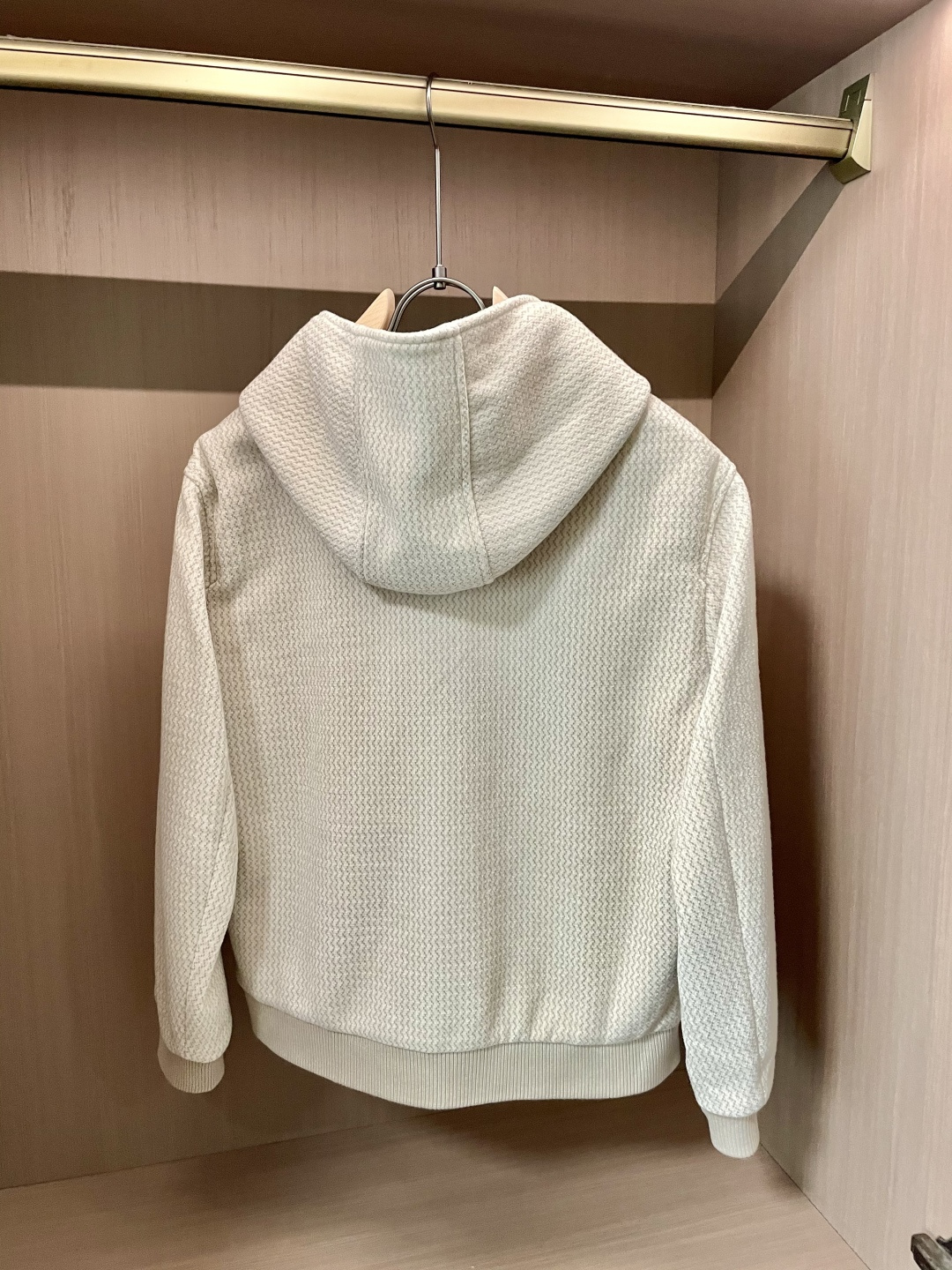 Kiton 2025秋冬新品 外套，特殊的纹理面料，自带细腻的肌理感，米白色调柔和干净，视觉上就透着高级