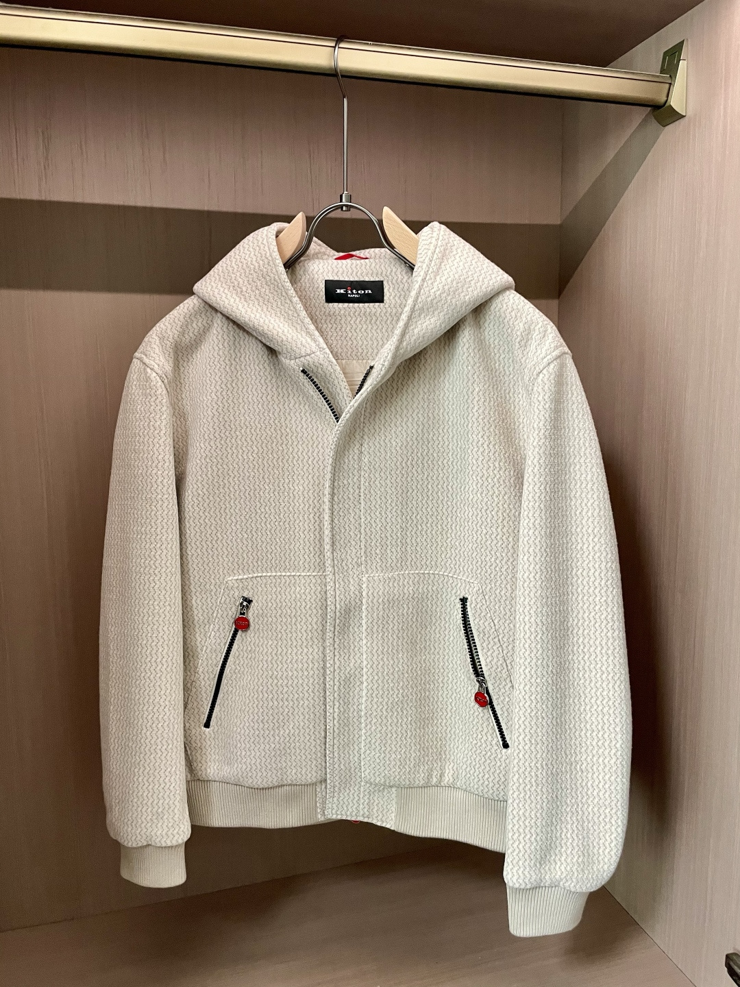 Kiton 2025秋冬新品 外套，特殊的纹理面料，自带细腻的肌理感，米白色调柔和干净，视觉上就透着高级