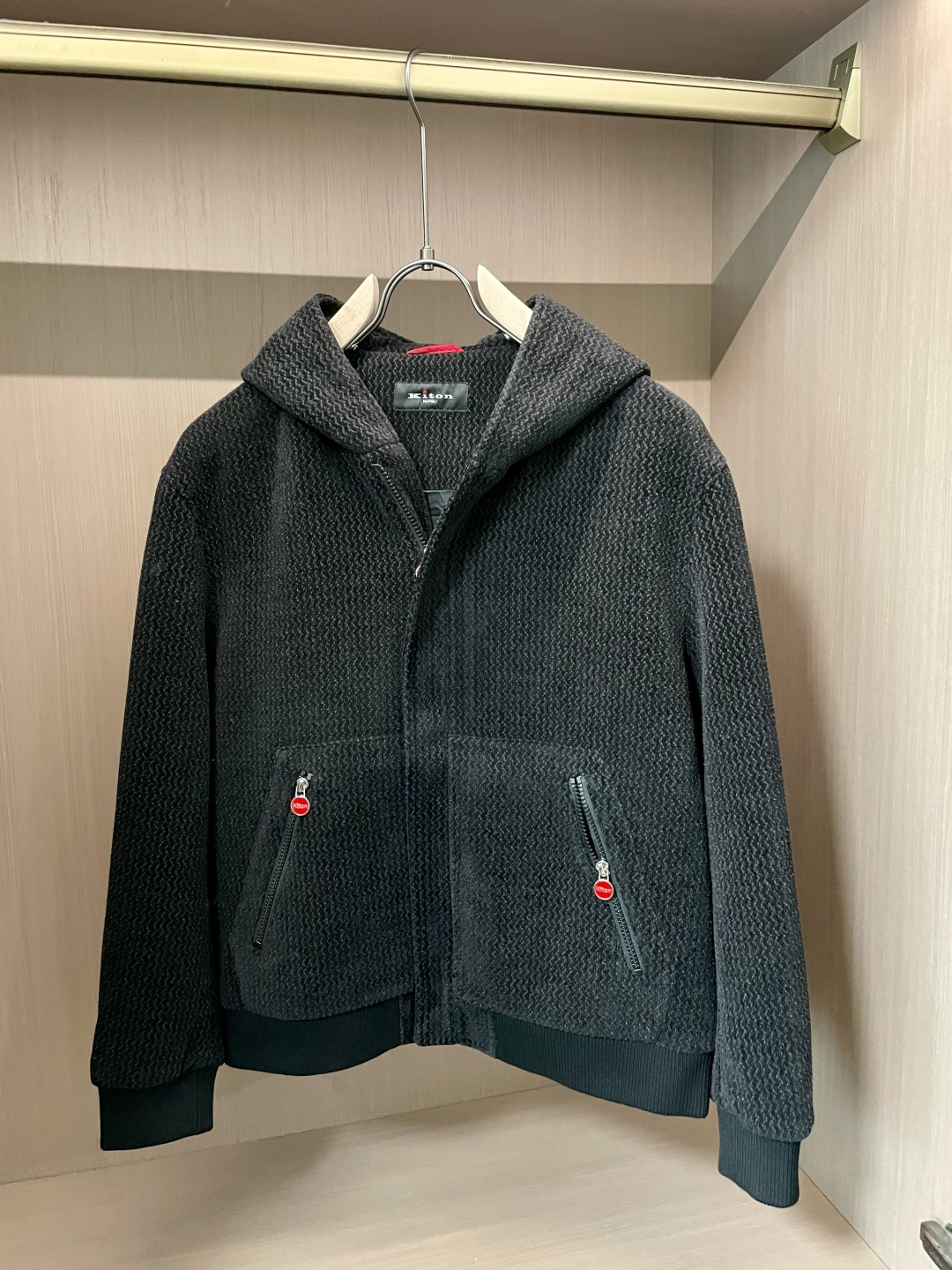 Kiton 2025秋冬新品 男女同款外套 特殊的纹理面料自带细腻肌理，深灰色调低调又有质感；连帽设计休