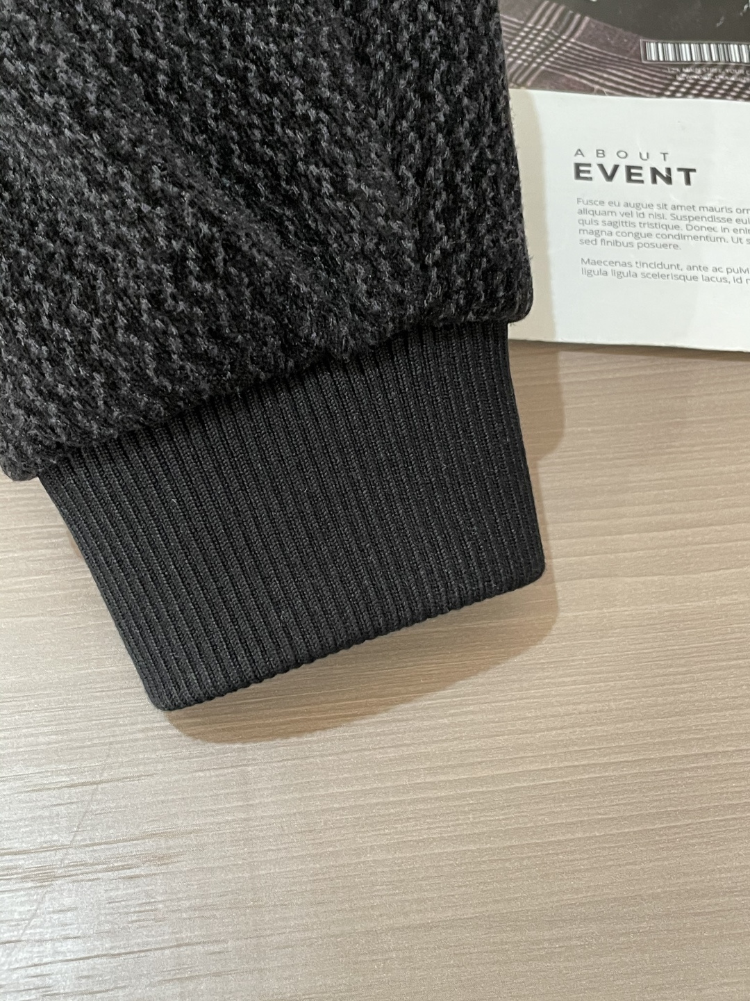 Kiton 2025秋冬新品 男女同款外套 特殊的纹理面料自带细腻肌理，深灰色调低调又有质感；连帽设计休