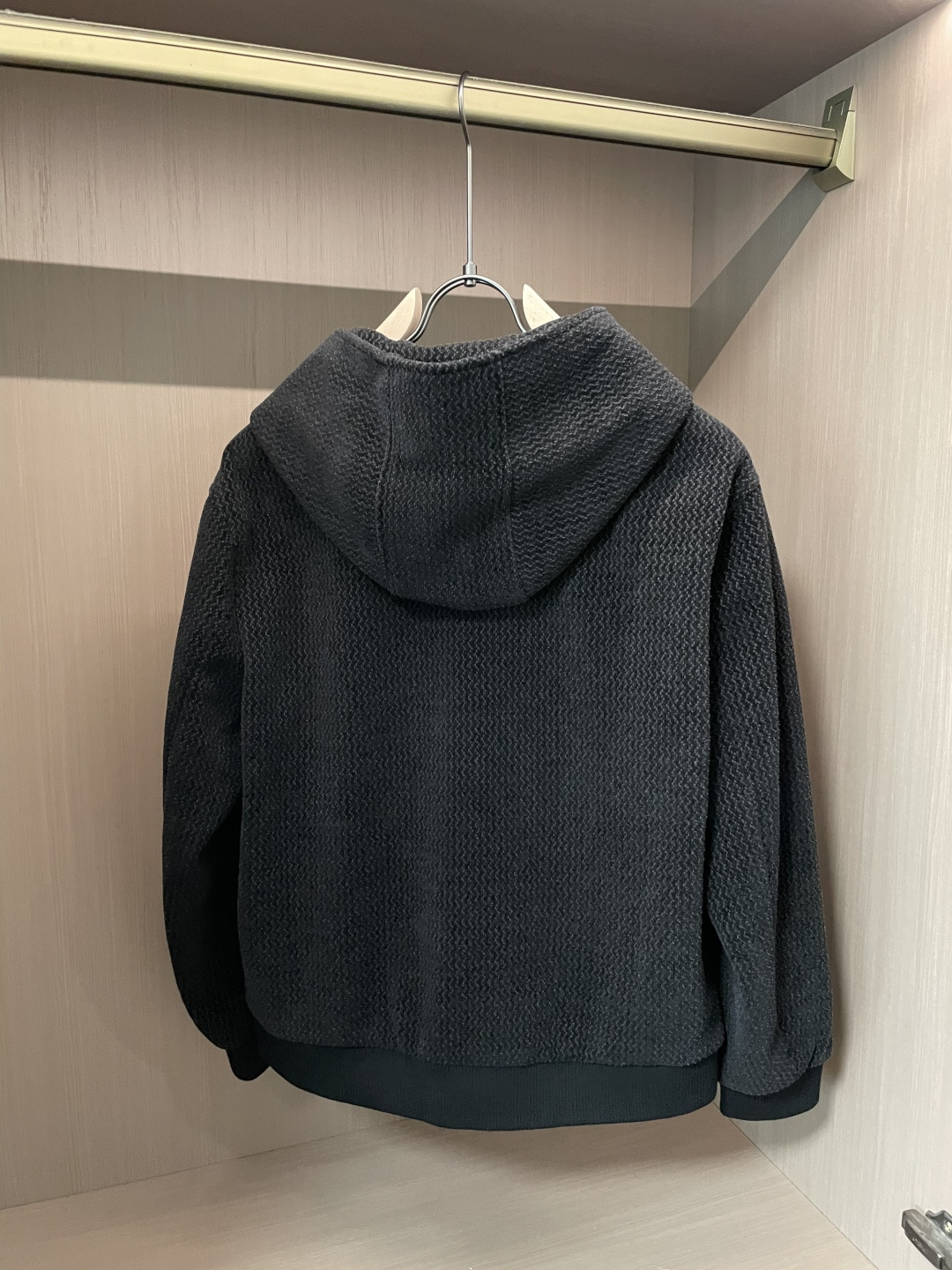 Kiton 2025秋冬新品 男女同款外套 特殊的纹理面料自带细腻肌理，深灰色调低调又有质感；连帽设计休